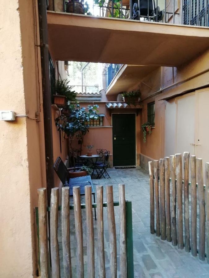 Lovely With Garden In Vatican Museums Trastevere Apartment Рим Екстериор снимка